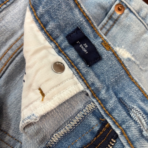Women’s Gap denim size 28 cutoff 3” shorts!  Size 8 - Picture 2 of 3